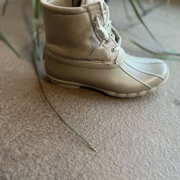 Size 6 Sperrys. Never worn. - Picture 3 of 3